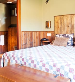 /content/rooms/RiverBungalowHotelColoradoCreek/hotel-colorado-creek-river-bungalow-02