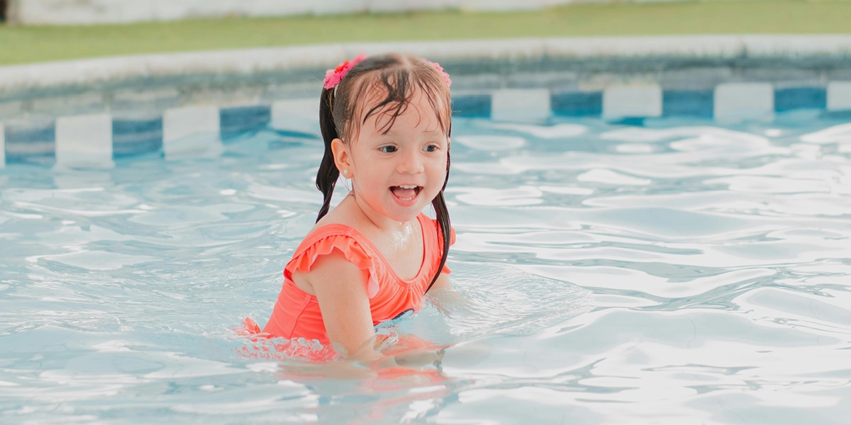 Niña Piscina Buen tiempo