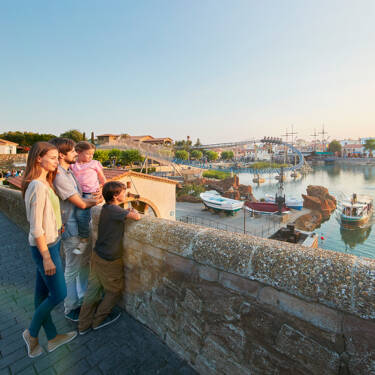 Familia visita parque atracciones
