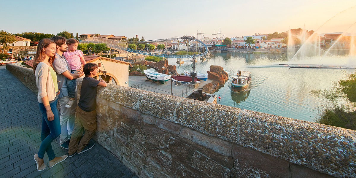 Familia visita parque atracciones