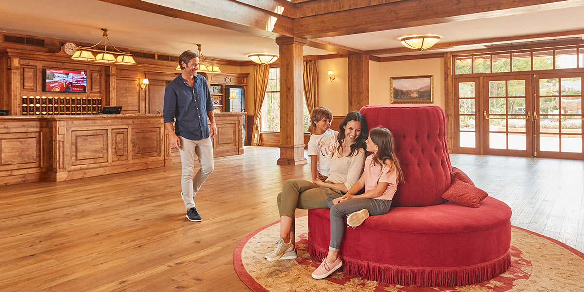 Familia en el vestíbulo de un hotel