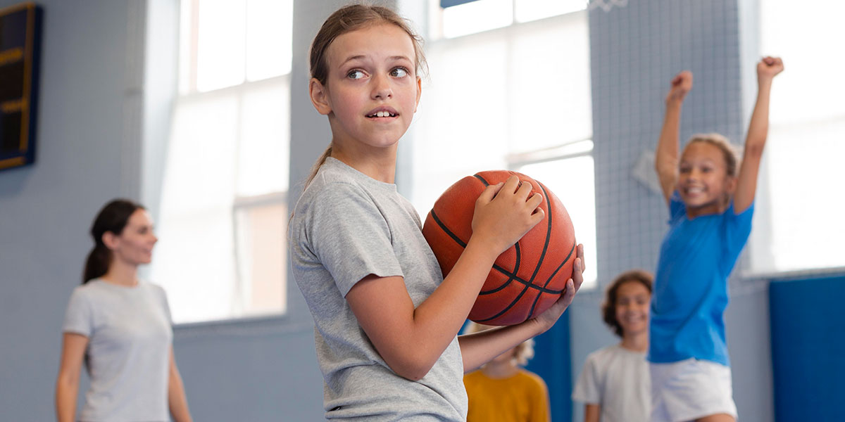 Grupo de niñas jugando a baloncesto
