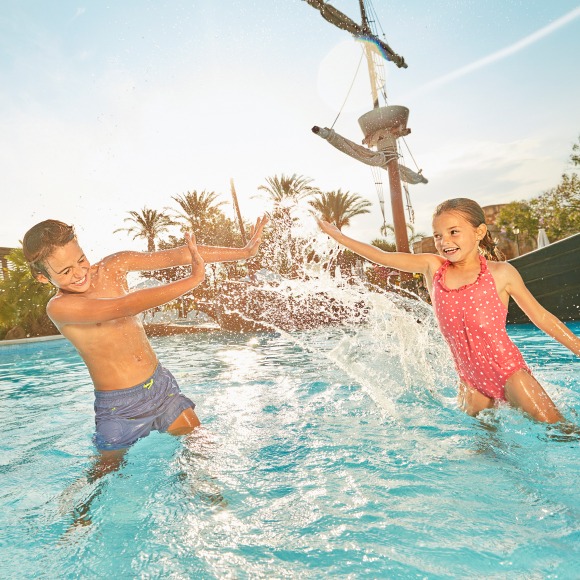 Niños jugando en una piscina