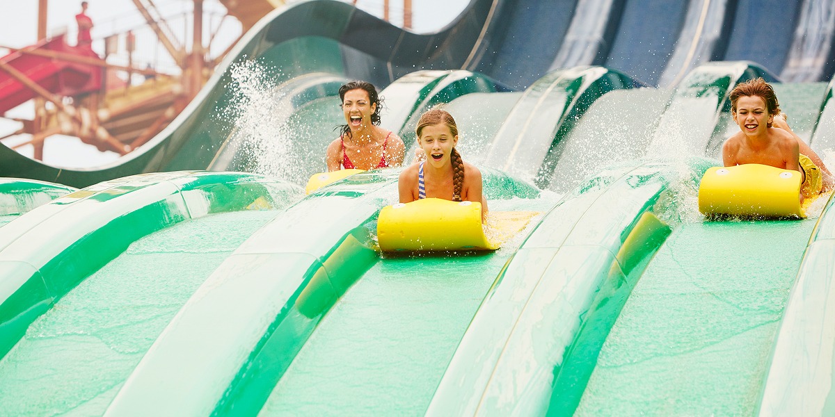 Familia en atracción acuática Caribe Aquatic Park Tarragona