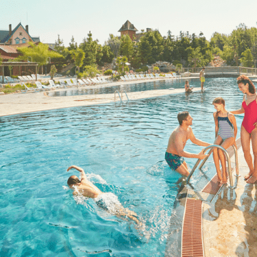 Familia en piscina Hotel Gold River PortAventura World Tarragona
