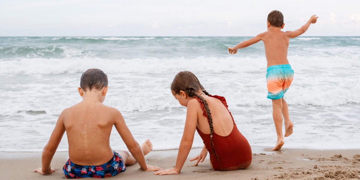 Niños jugando en la playa