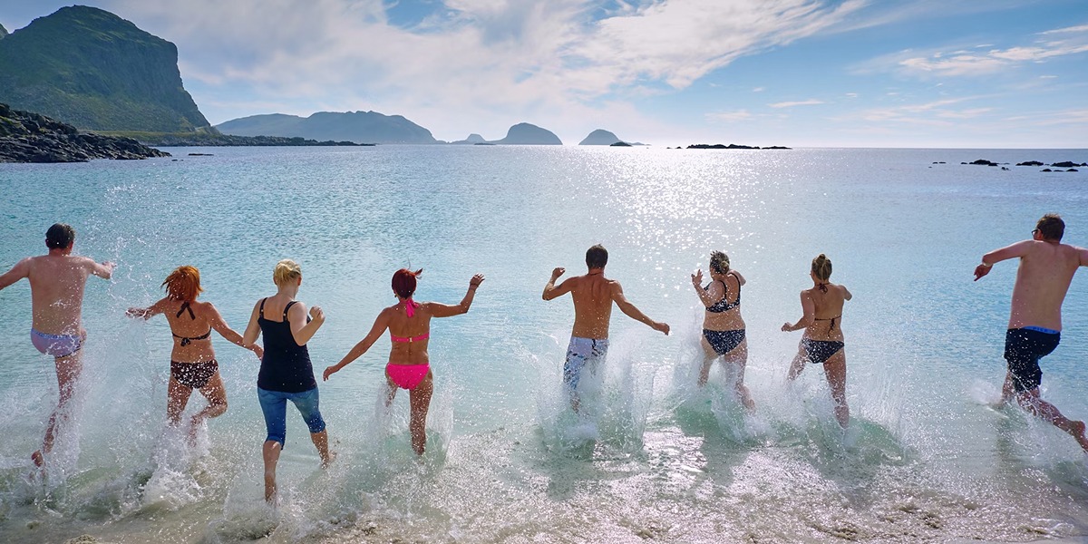Amigos bañándose en la playa