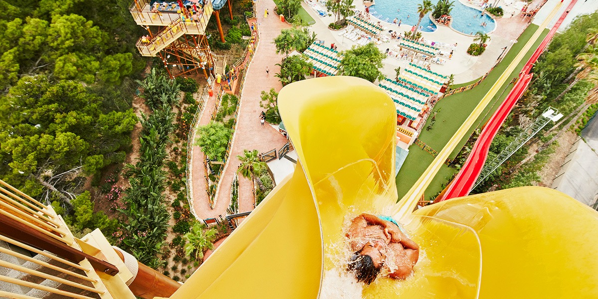 Chico tirándose por un tobogán