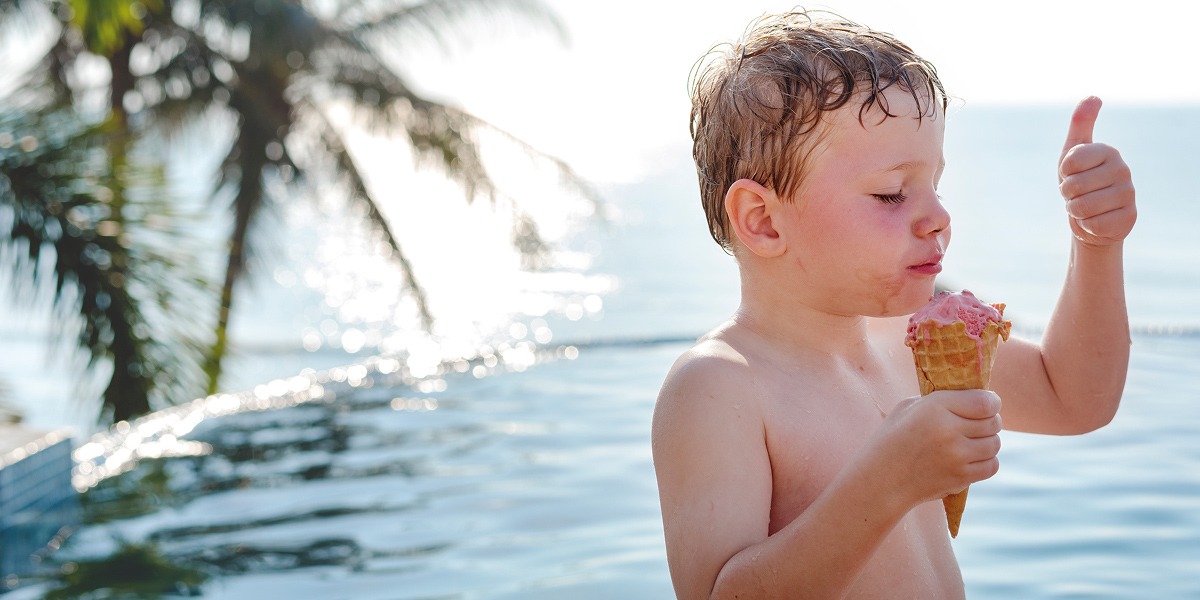 Niño comiéndose un helado.