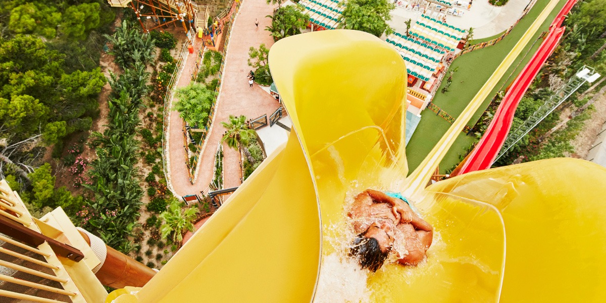 Chico en el tobogán King Khajuna