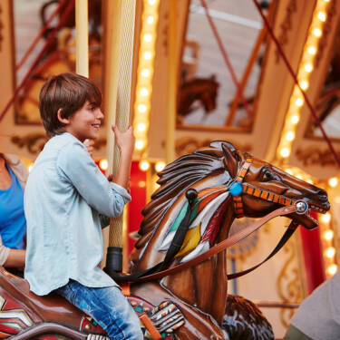 Niño en un tiovivo.