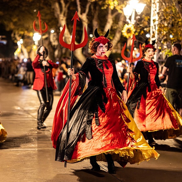 Chica disfrazada de demonio