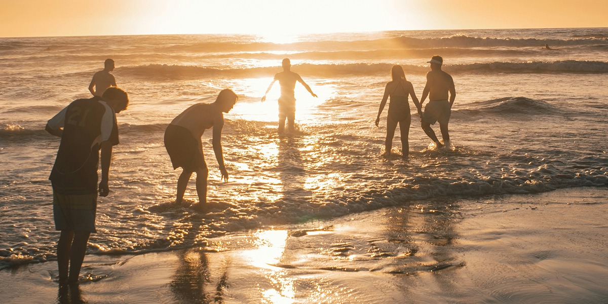 Grupo de amigos en la orilla de la playa