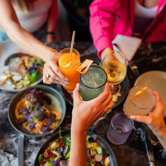 Foto de un brindis con cócteles
