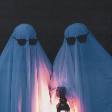 Dos personas disfrazadas de fantasma