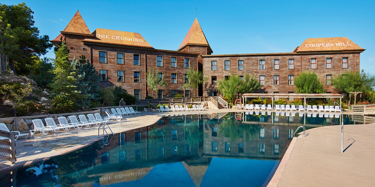 Fachada y piscina del Hotel Gold River.