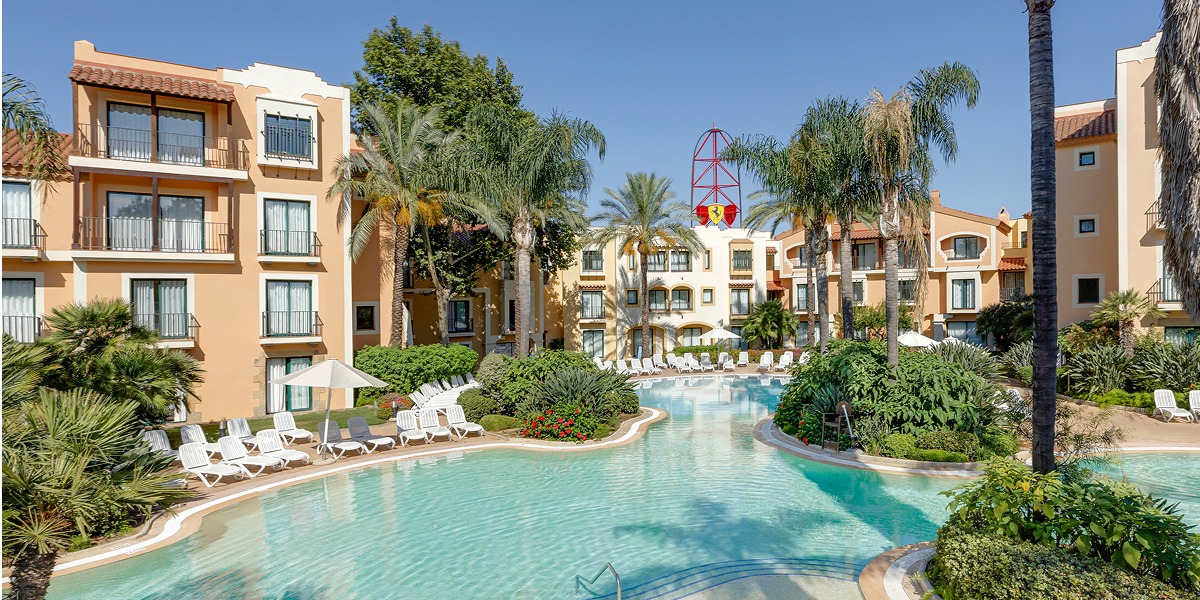 Piscina del Hotel PortAventura con Ferrari Land de fondo.