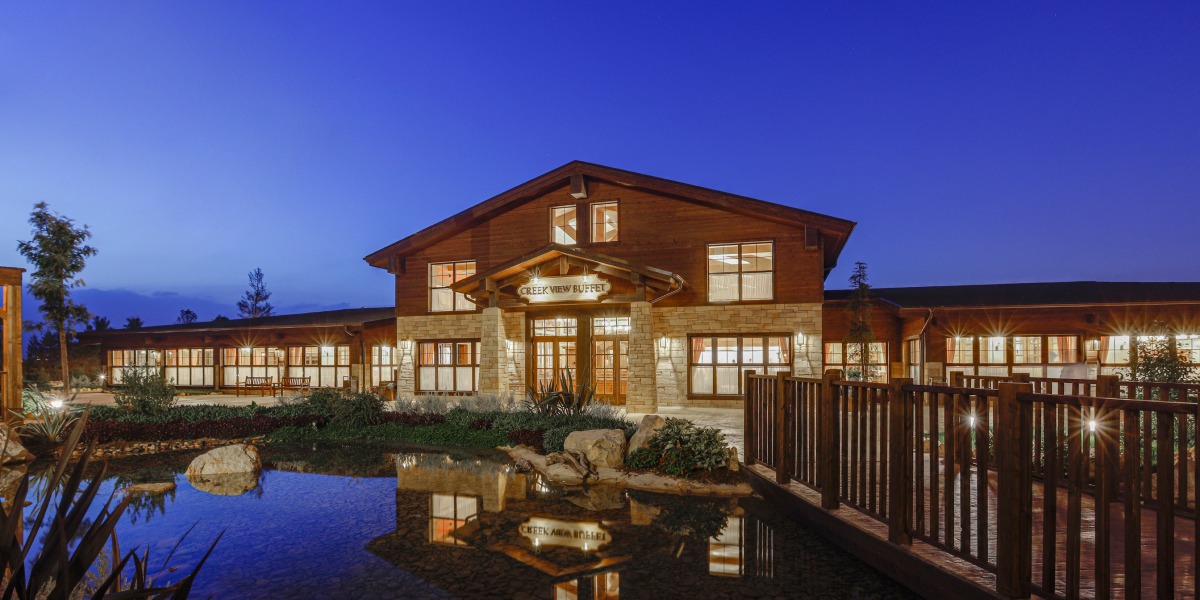 Hotel Colorado Creek frente a su lago