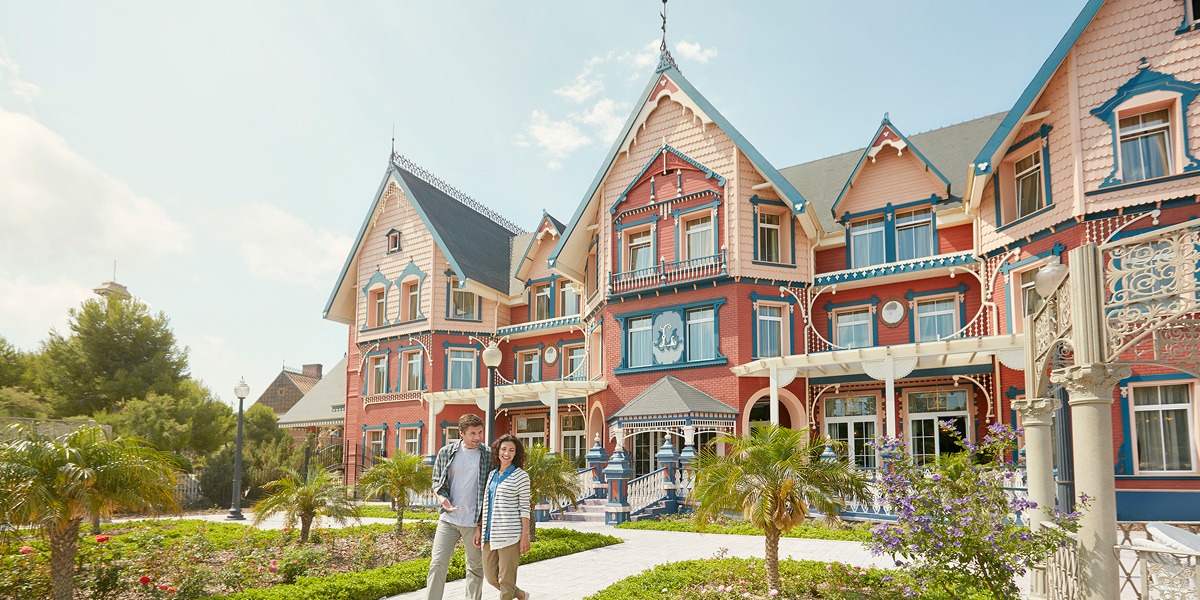 Pareja saliendo del Hotel Mansión de Lucy.