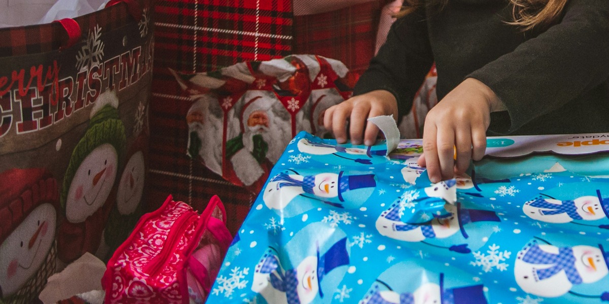 Niña abriendo un regalo