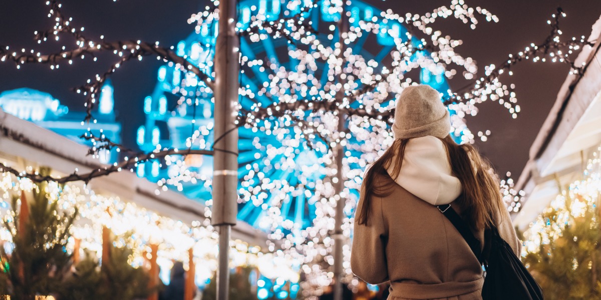 Pueblo decorado con luces de Navidad