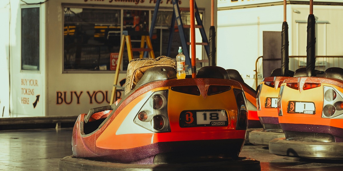 Autos de choque naranjas.
