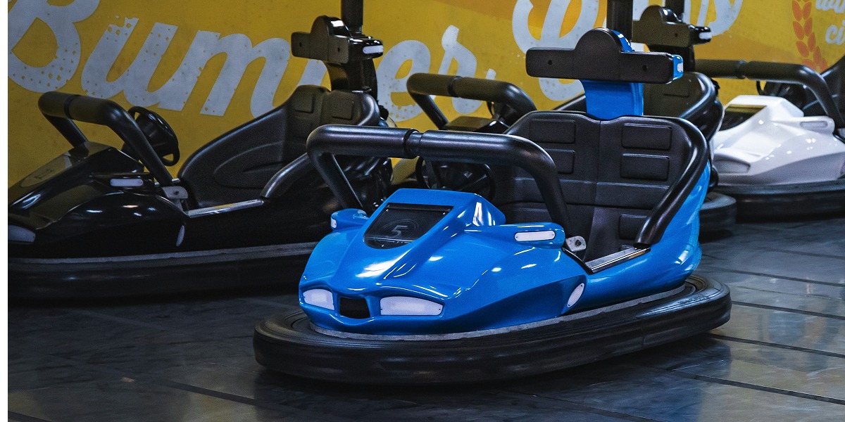 Cuatro autos de choque parados.