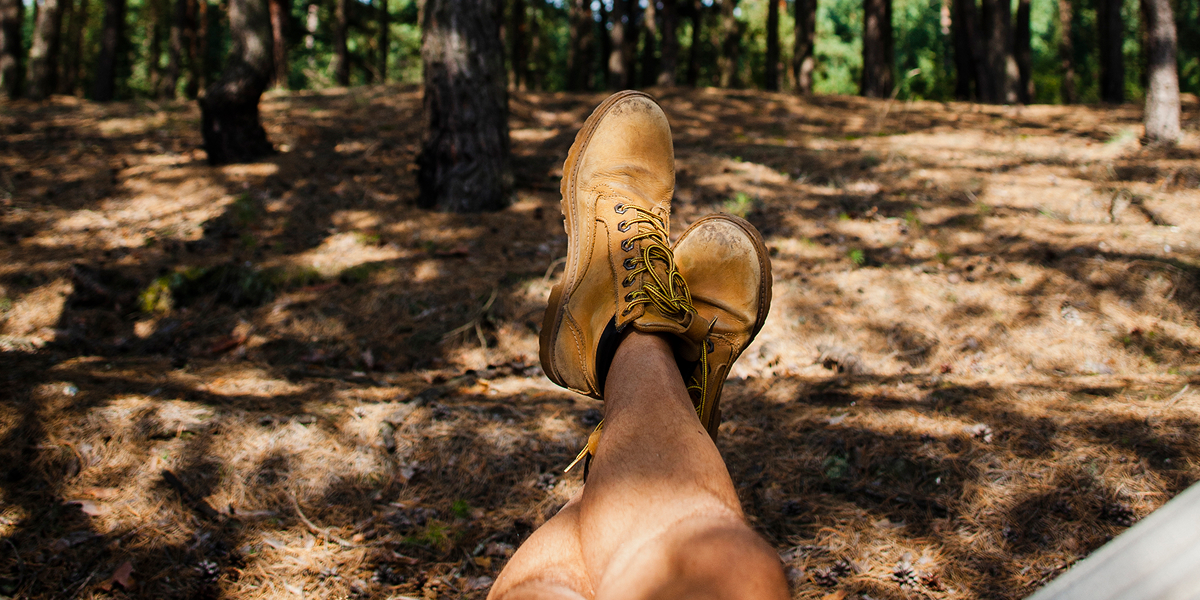 Zapatos y piernas de una persona