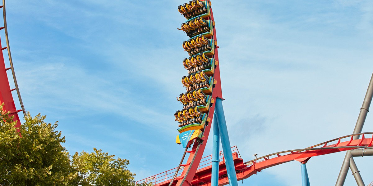 Personas en la montaña rusa Dragon Khan