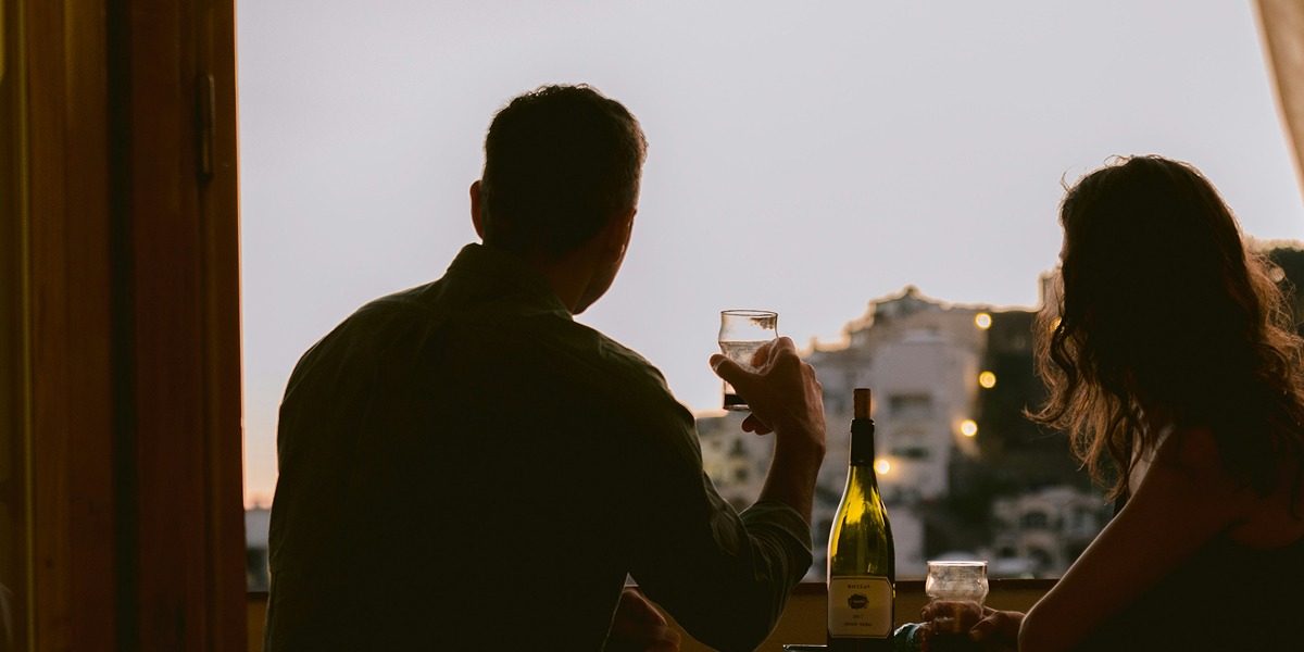 Pareja compartiendo una botella de vino