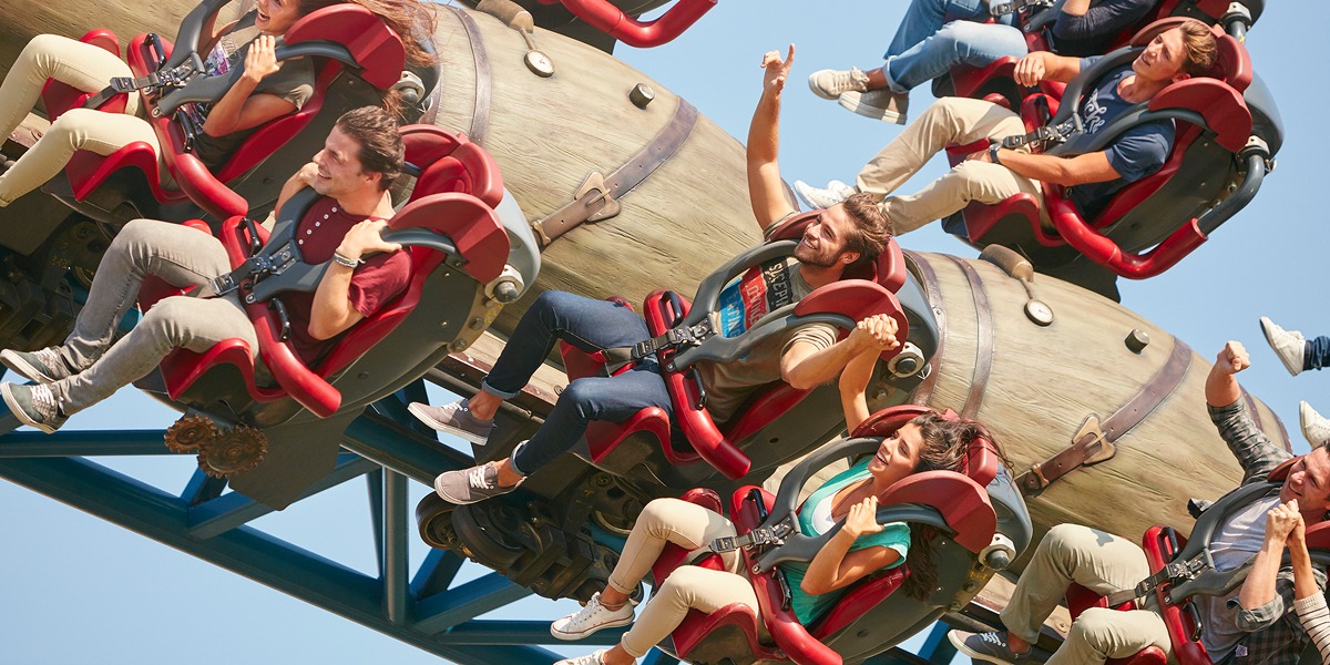 Personas en la atracción Furius Baco