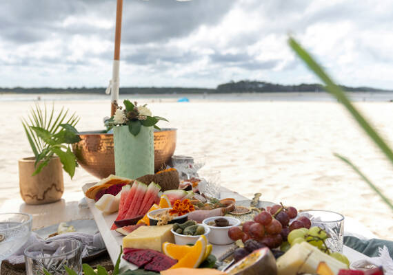 Mesa de frutas frente al mar