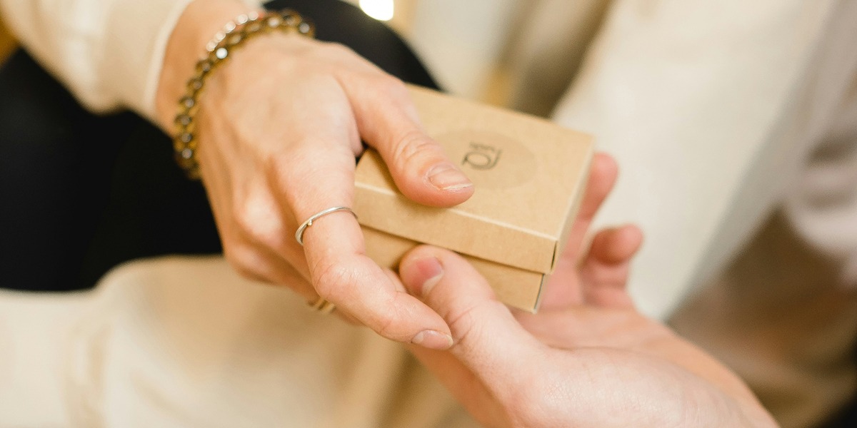 Entrega de una cajita de regalo