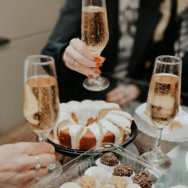 Personas brindando con copas de champán