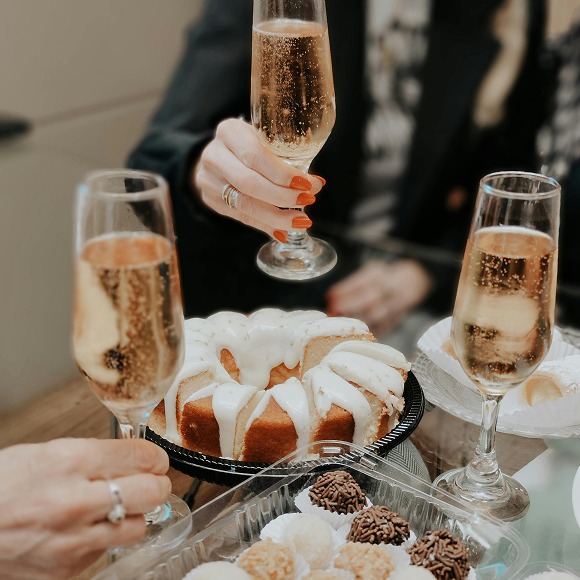 Personas brindando con copas de champán