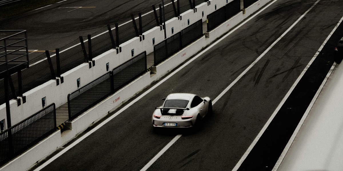 Coche corriendo en un circuito