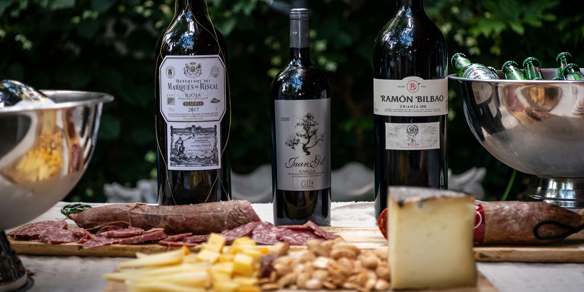 Mesa con vino, quesos y embutido