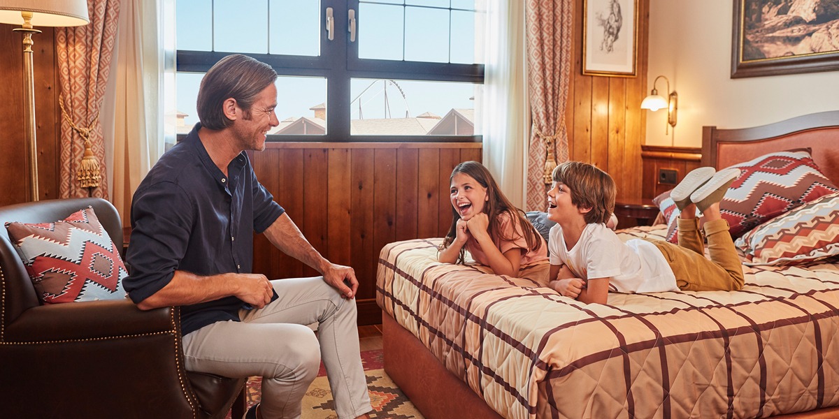 Padre riendo con sus dos hijos