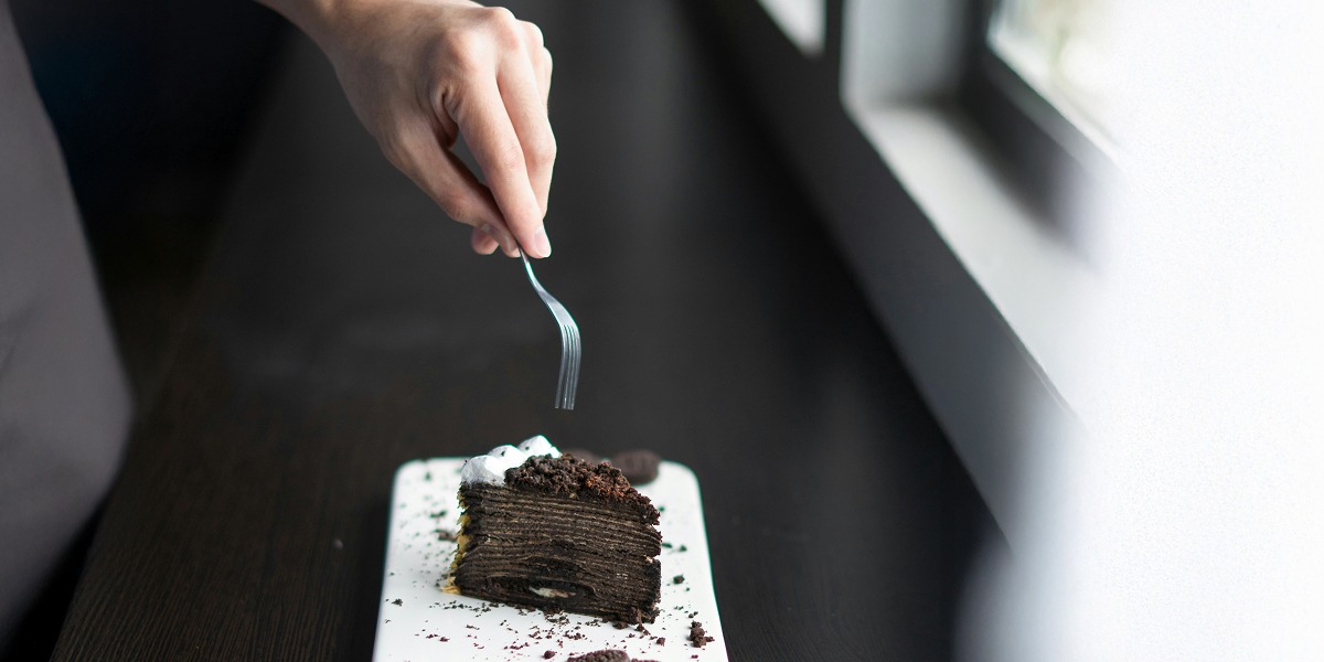 Persona pinchando una tarta