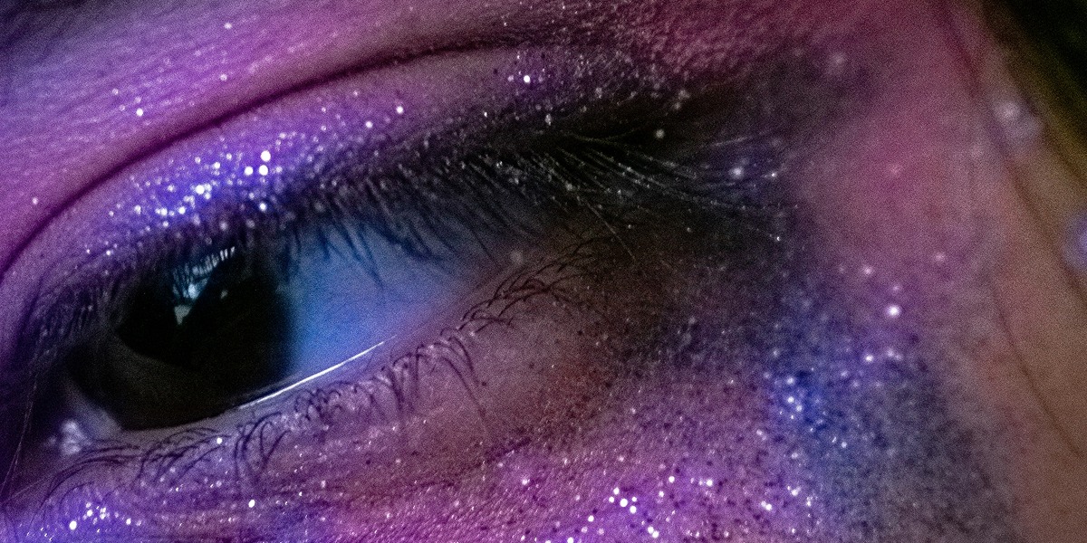 Ojo maquillado con purpurina