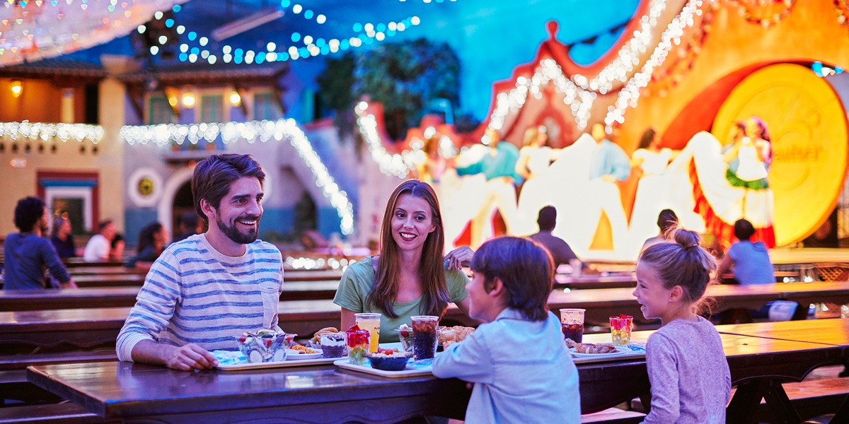 Familia comiendo en La Cantina