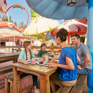 Familia comiendo en SésamoAventura