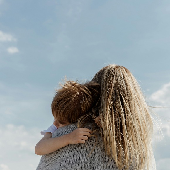Madre abrazando a su hija