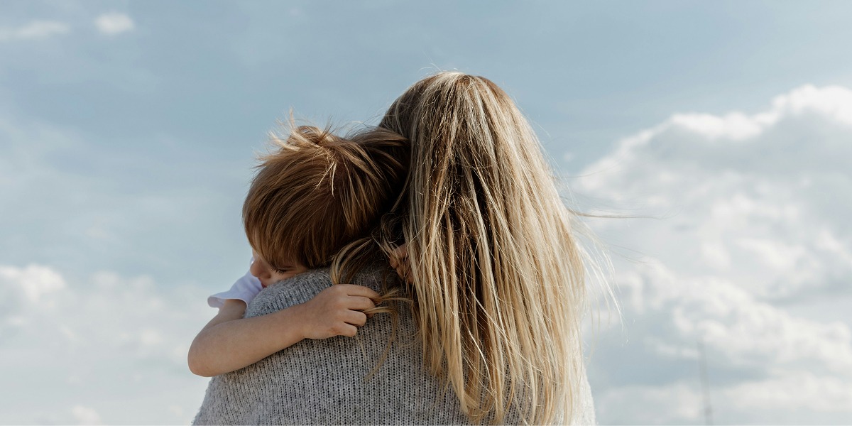 Madre abrazando a su hija