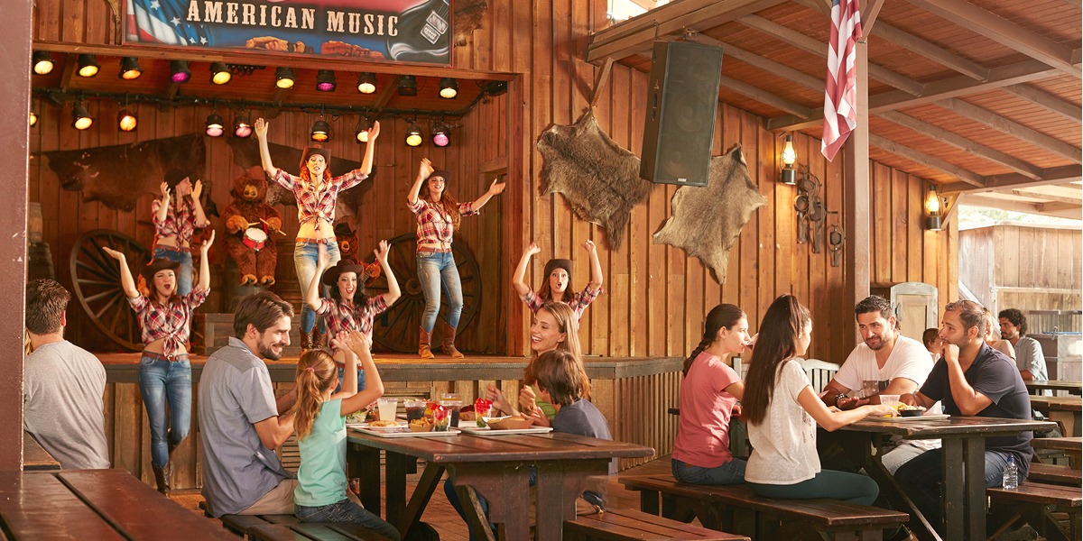 Familia comiendo en The Old Steak House