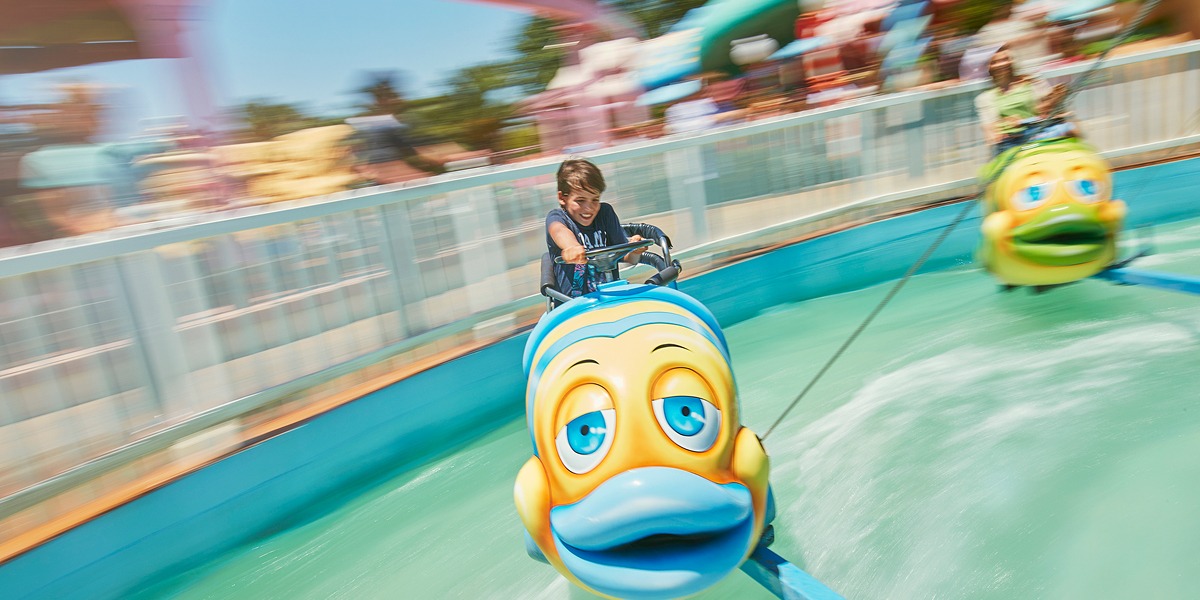 Niño subido en el Magic Fish